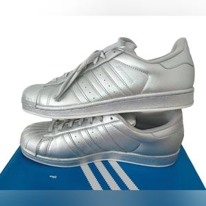 ⭐NEW⭐Women Adidas Superstar silver metallic Mono size 10
